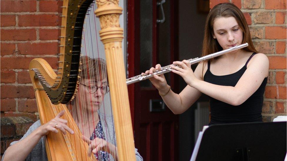 girl-plays-instrument.