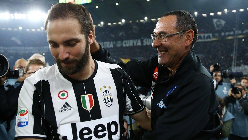 Maurizio Sarri hugs Gonzalo Higuain during Juventus v Napoli in 2016