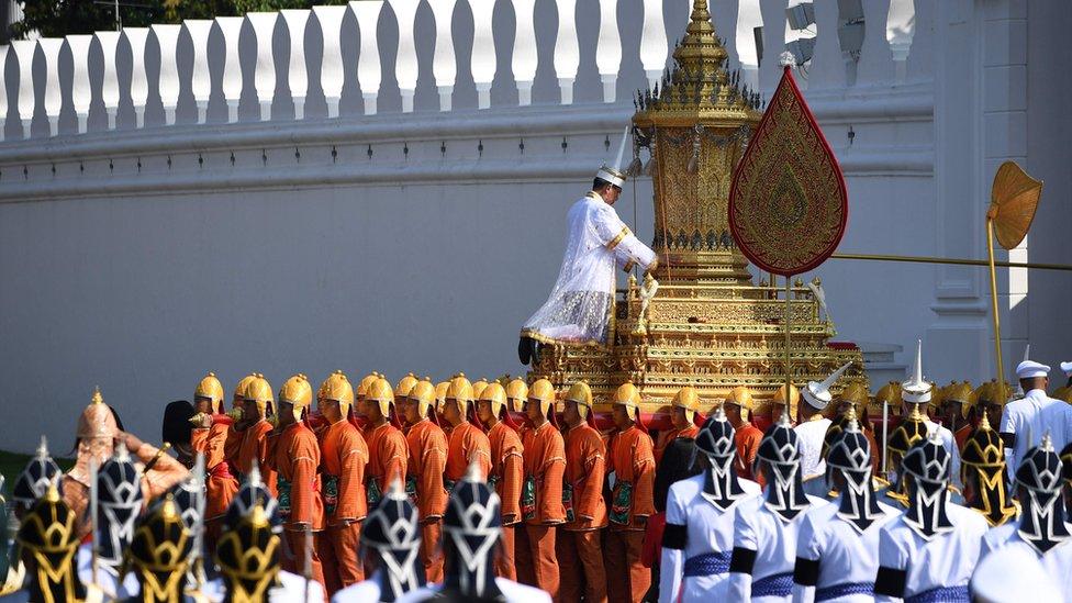 The royal urn carried by soldiers