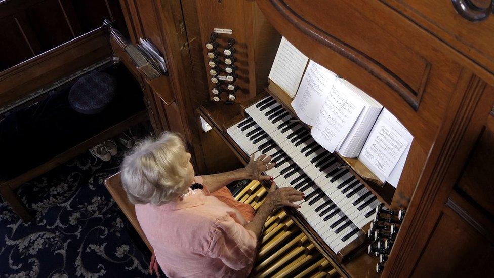 Chwarae'r organ yng Nghapel Tegid