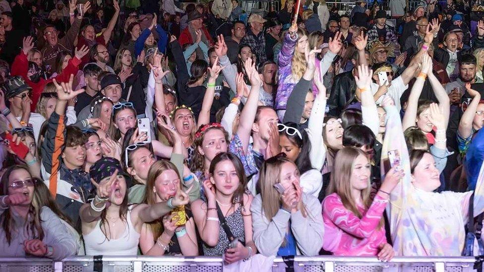 Crowds at the Lechlade Festival