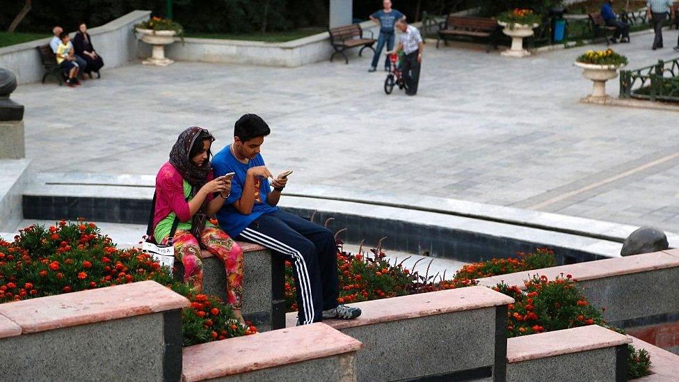 Iranians using smartphones