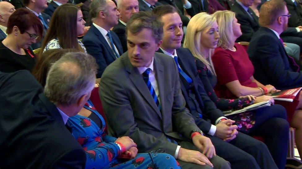 Julian Smith talking to Ian Paisley at the DUP party conference in 2017