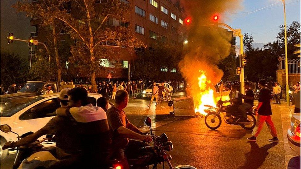 Fire lit by protesters in Tehran (25/10/22)