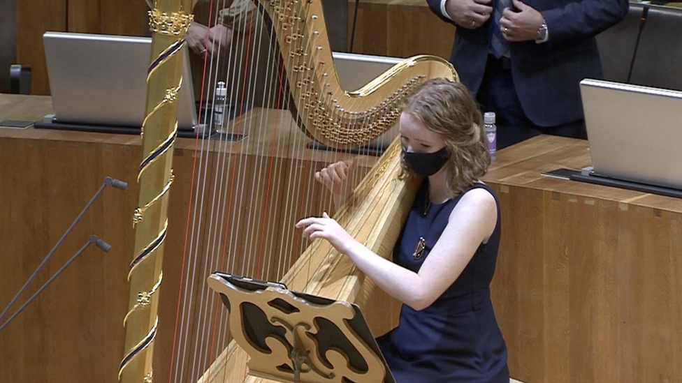 Alis yn y senedd