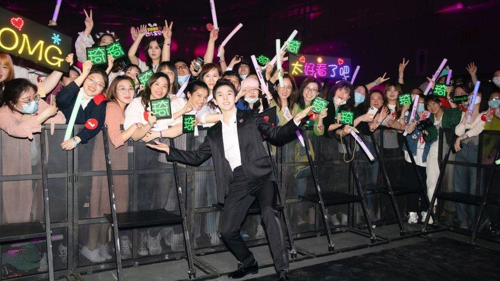 Li Jiaqi and his fans at an event in Hangzhou