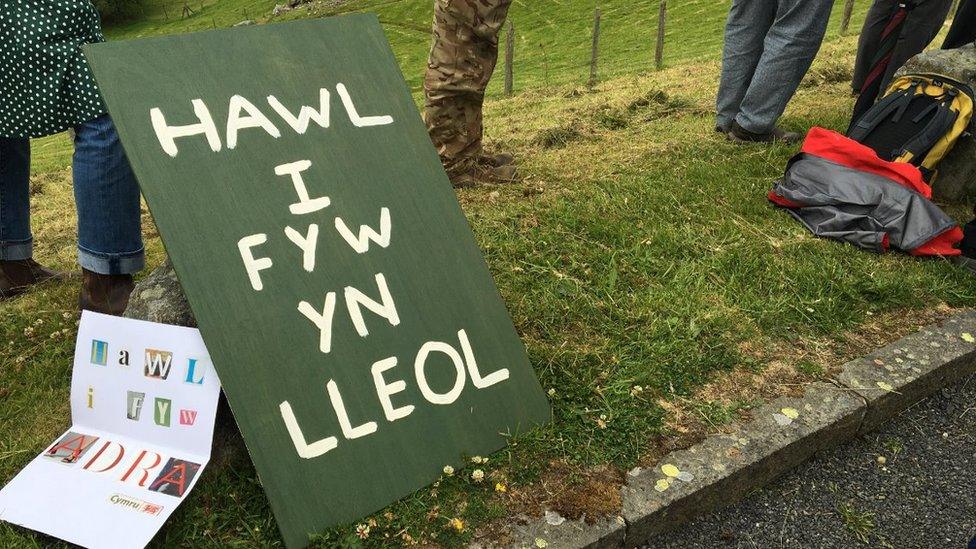 Arwydd hawl i fyw yn lleol