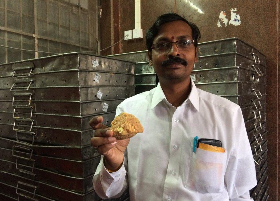 The holy sweet is a roughly fist-sized shape ball, made of chickpea flour, clarified butter, sugar, cashew nuts, raisins and cardamom