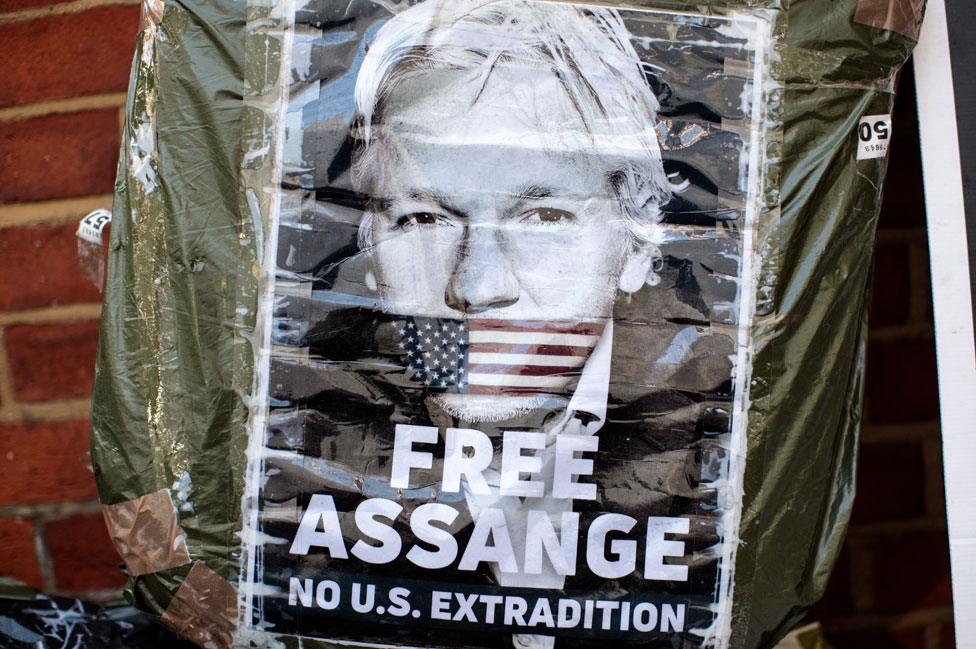 Placard supporting Assange