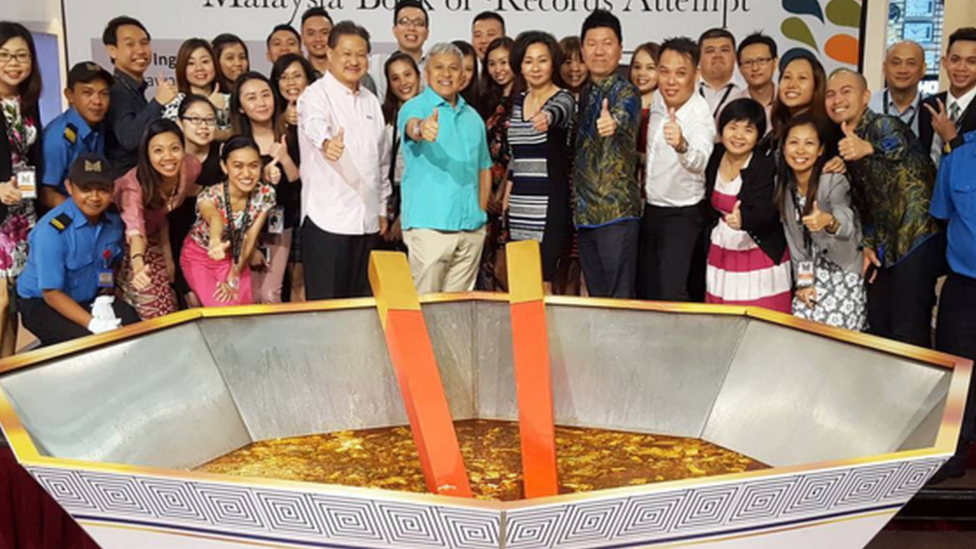 Giant bow with sarawak laksa