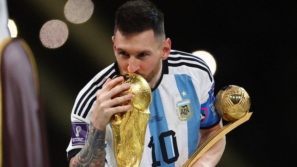 messi kisses trophy