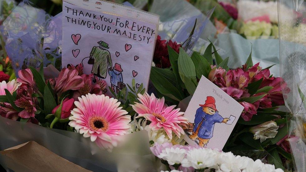 Paddington card left at Buckingham Palace for Queen