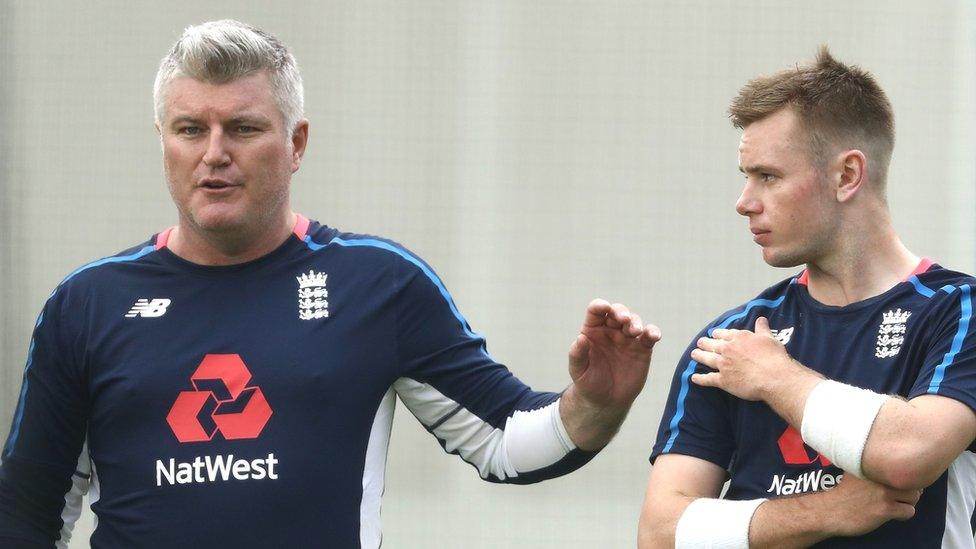 Stuart MacGill speaking to English cricketer Mason Crane during a training session in 2017