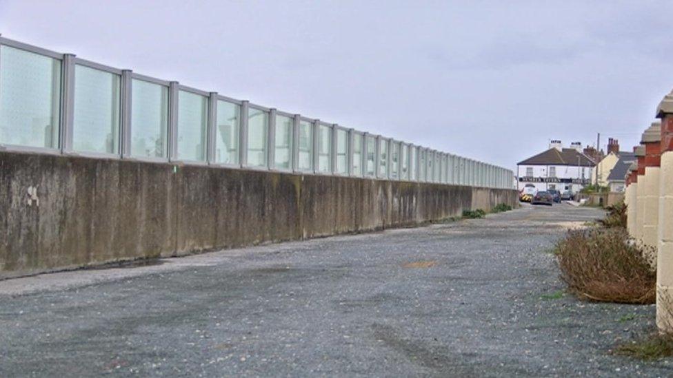 Glass and aluminium-framed wall along a promenade