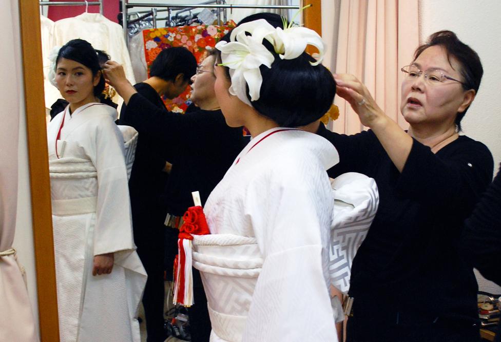 bustle on, the bride looks in the mirror