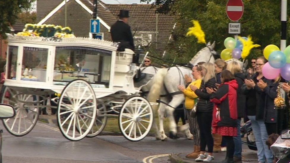 Crowds applaud cortege