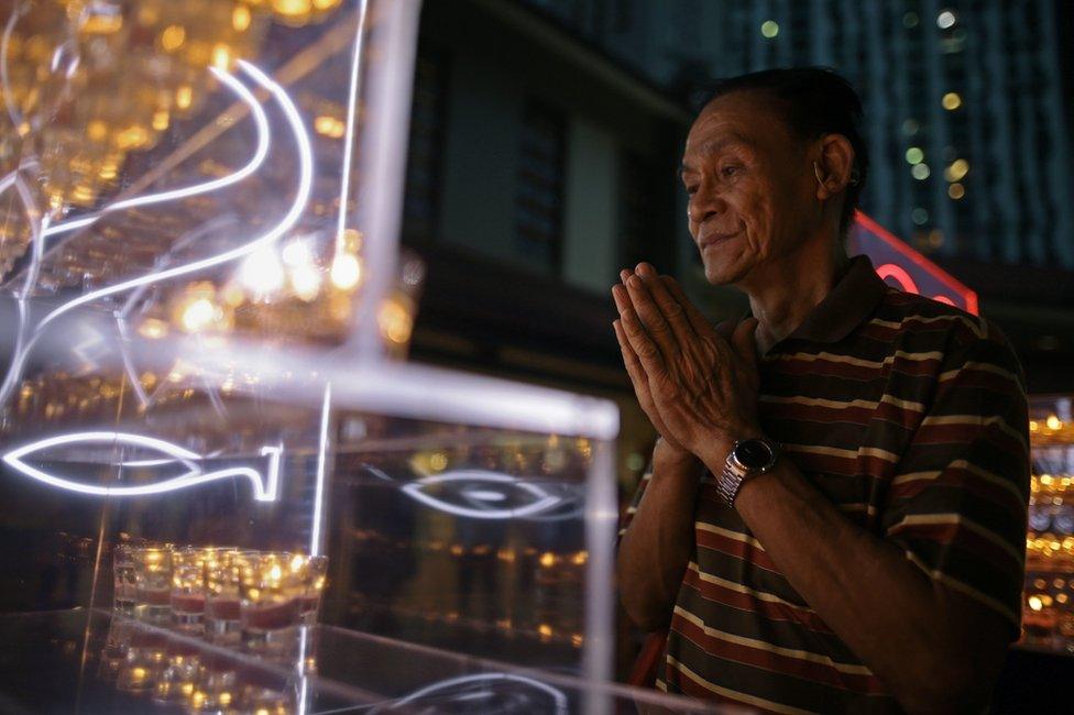 A man offers prayers in memory of Mr Lee Kuan Yew at a community centre in the Tanjong Pagar constituency of Singapore, 23 March 2016.