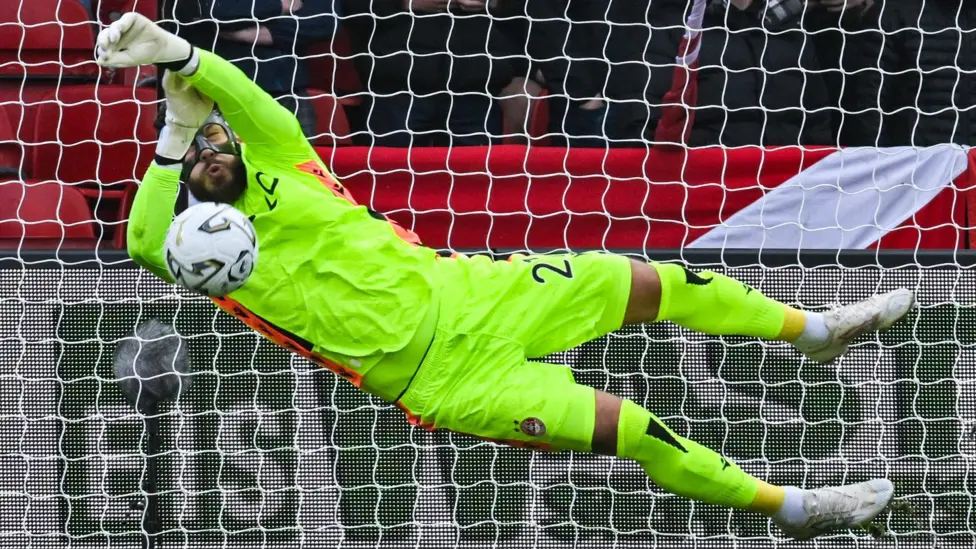 Robinson elogia la «fantástica» triple parada de Muller.