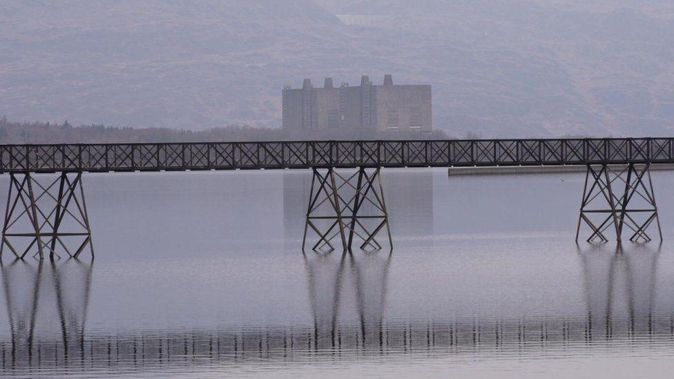 Y bont o flaen gorsaf Trawsfynydd