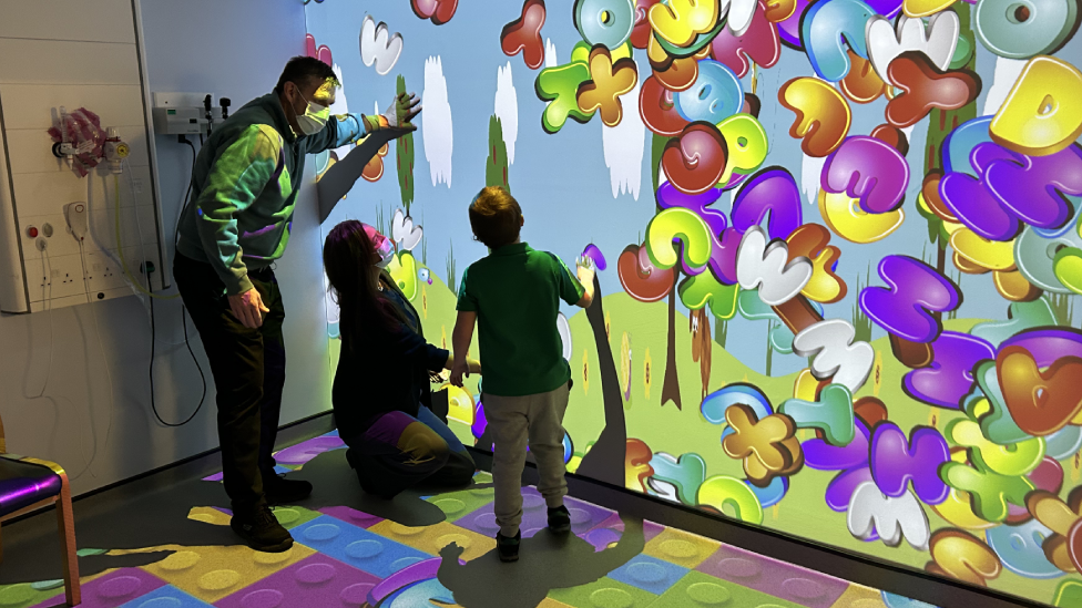 Robert a Gemma yn chwarae gydag Ellis y tu mewn i'r ystafell drochi