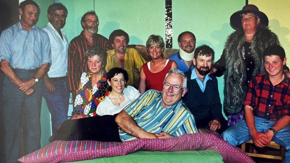 Criw Cwmni Drama Llwyndyrys wedi iddyn nhw berfformio 'O Lofft i Lofft' ym 1987