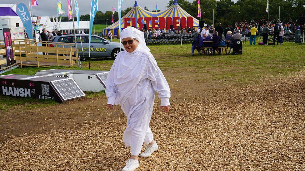 Harpist Elinor Bennett dressed in her Gorsedd uniform at Eisteddfod Genedlaethol Boduan 2023