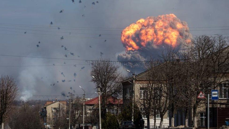 A huge cloud of smoke billows above the ammunition depot of the Ukrainian Armed Forces, near the city of Balakiya, (23 March 2017)