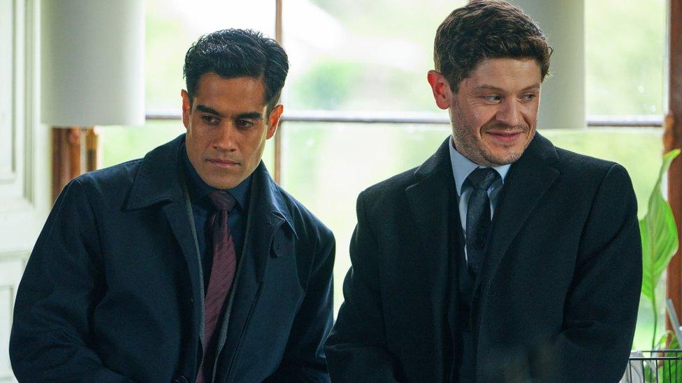 Sacha Dhawan ac Iwan Rheon fel dau seicopath