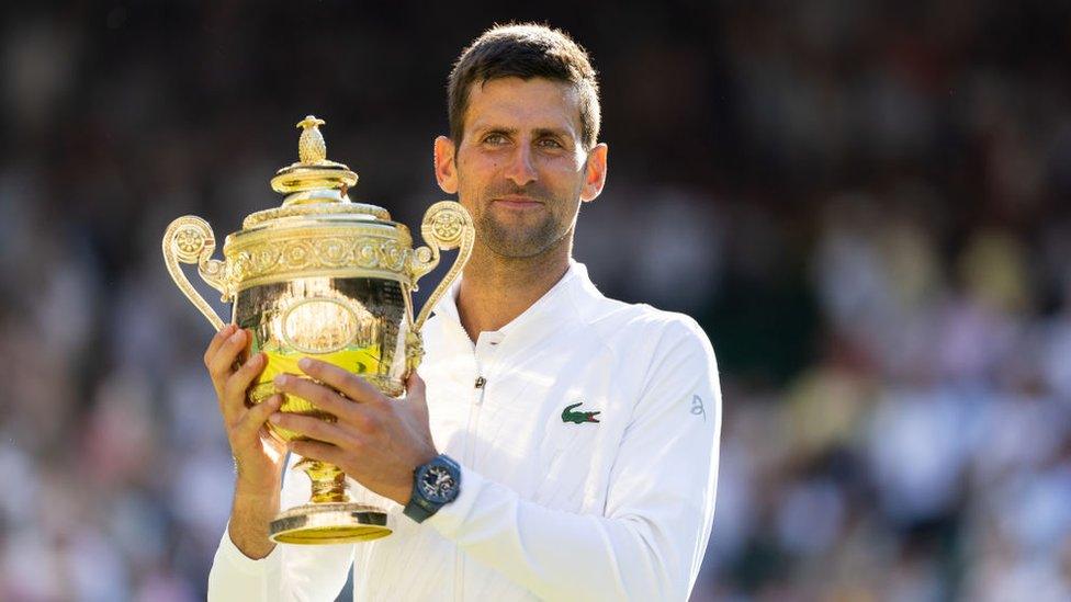 novack-djokovic-wimbledon-trophy-2022.