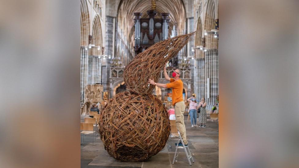 Martin Staniforth setting up his willow sculpture