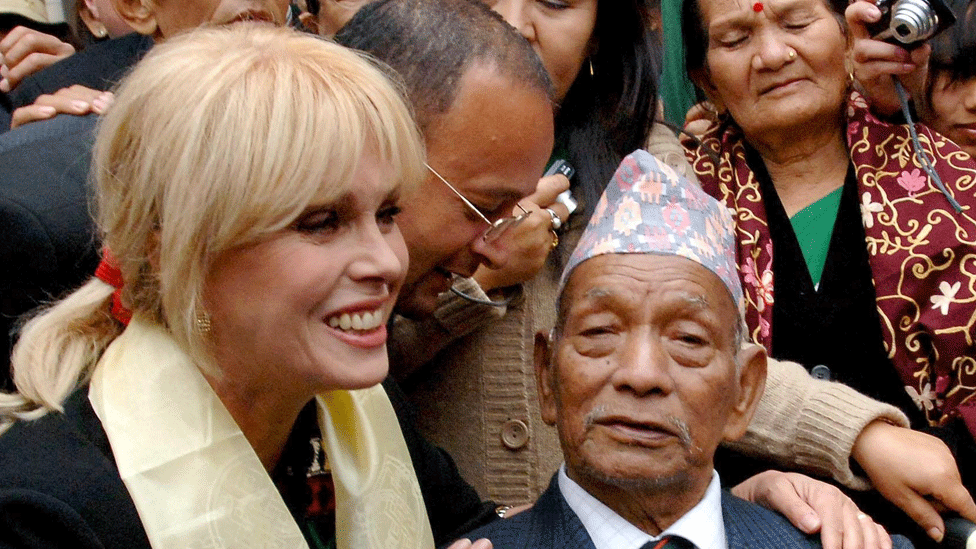 Joanna Lumley and Lachhiman Gurungi VC