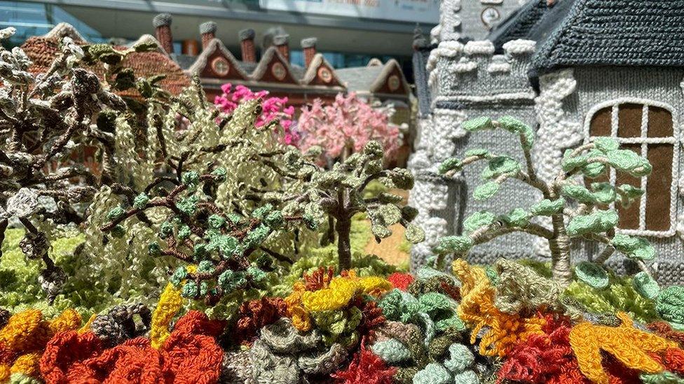 Knitted flowerbeds