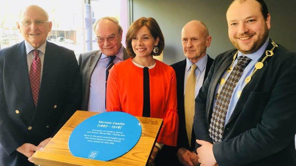 Dame Darcey Bussell at the unveiling of the plaque with Mayor Martin Schmierer (far right)