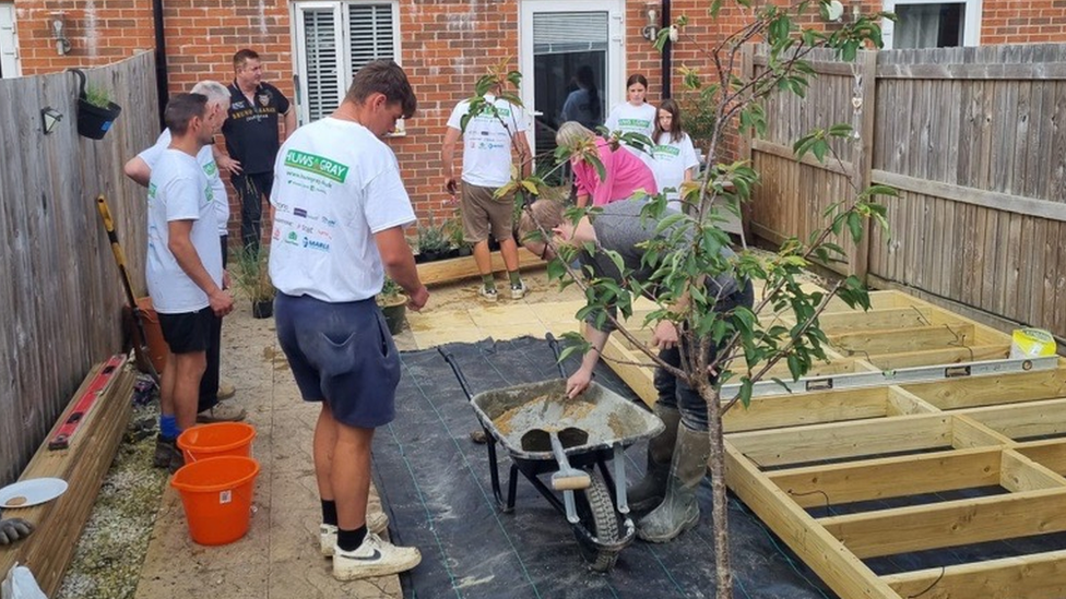 builders lay decking