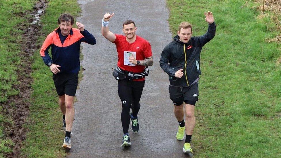 Chris Young (centre) running with supporters