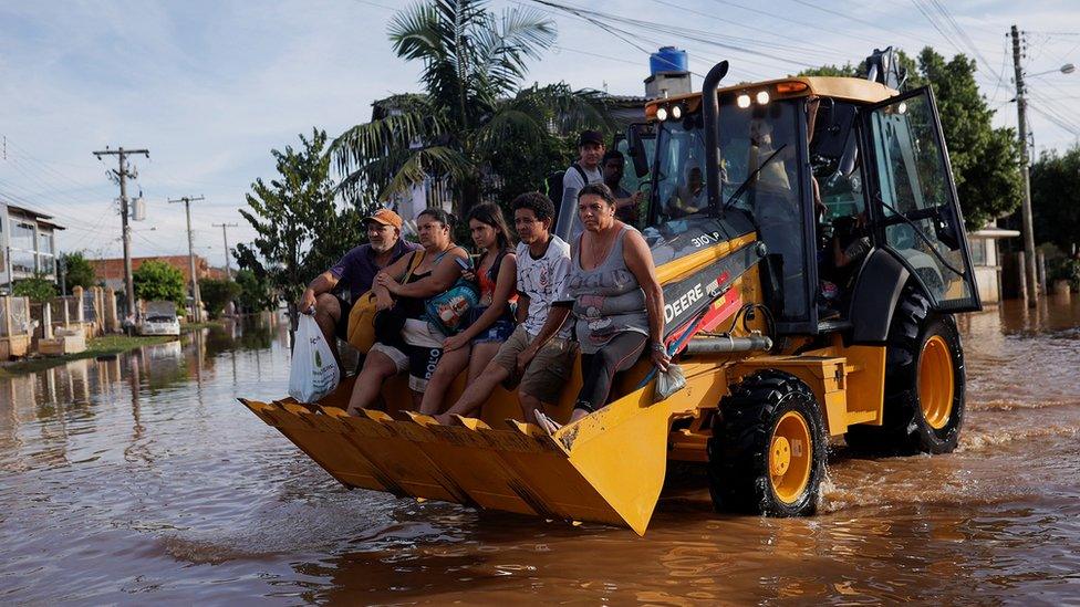 People being rescued in Eldorado do Sul