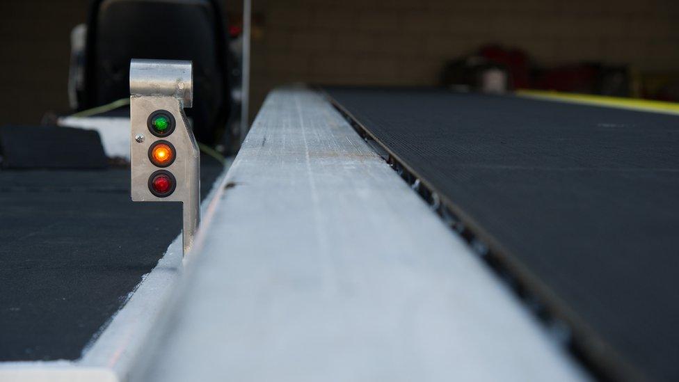 Delta luggage conveyor belt