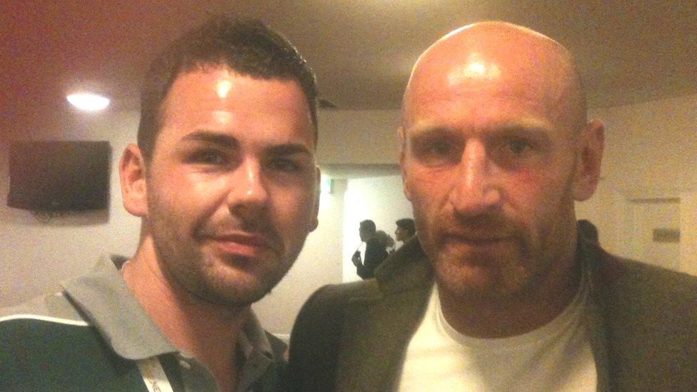 Antony gyda'r 'legend' Gareth Thomas