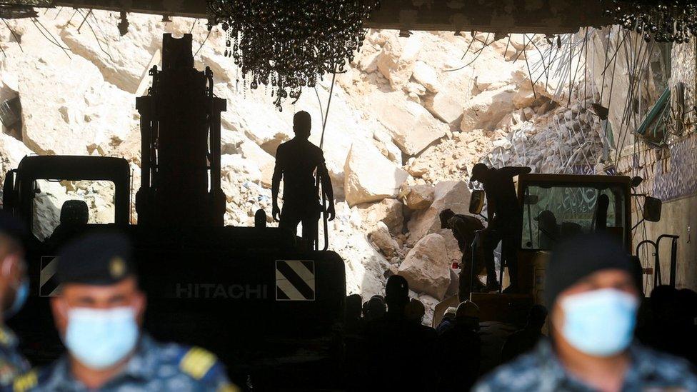 Rescuers search for survivors in the rubble of the Qattarat al-Imam Ali shrine on the outskirts of the holy city of Karbala (21 August 2022)