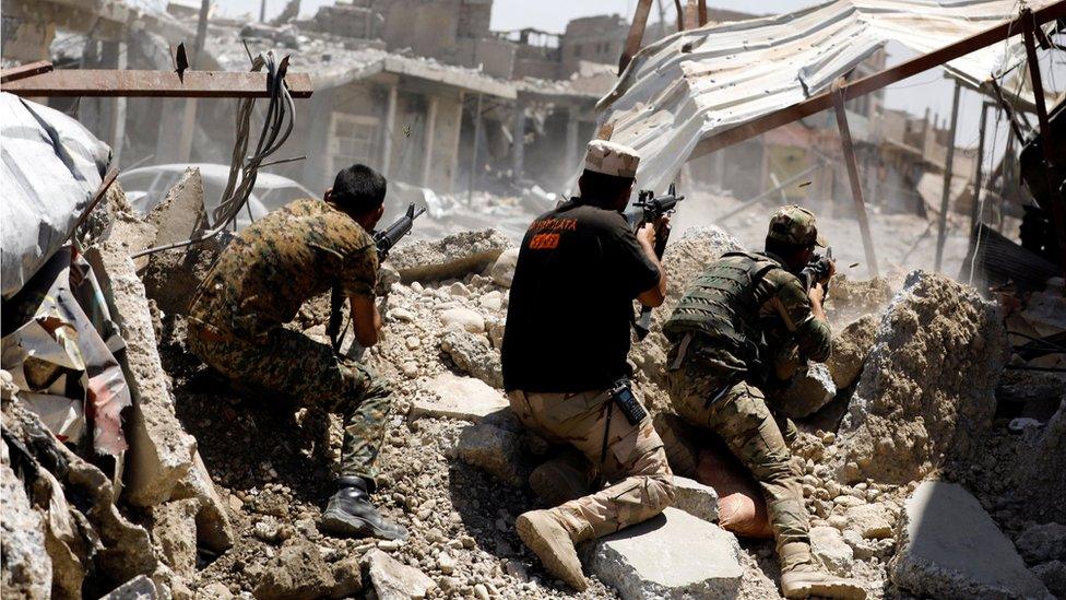 Iraqi soldiers fire their weapons towards Islamic State militants positions in Mosul's Zanjili district (7 June 2017)