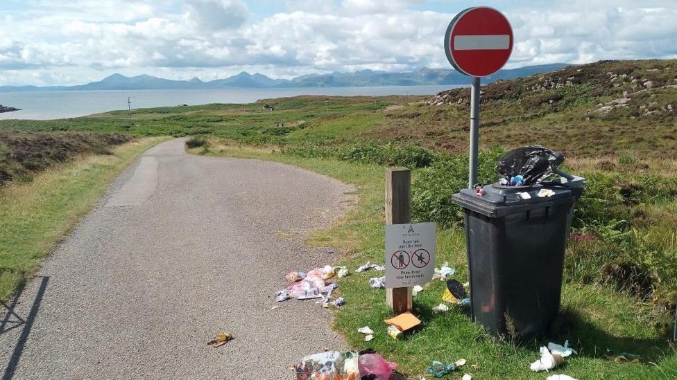 Sgudal air oir an rathaid le biona loma làn sgudail
