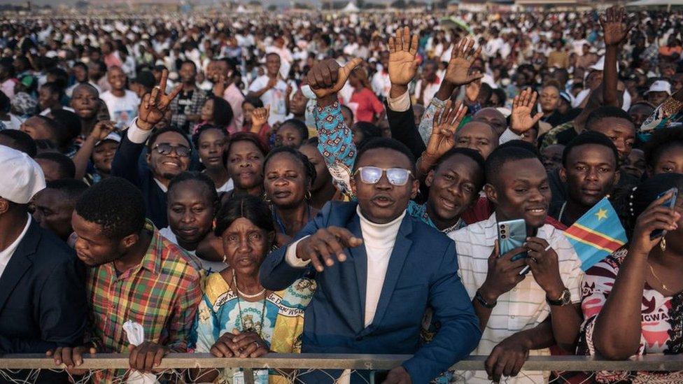 Crowd to see Pope's mass