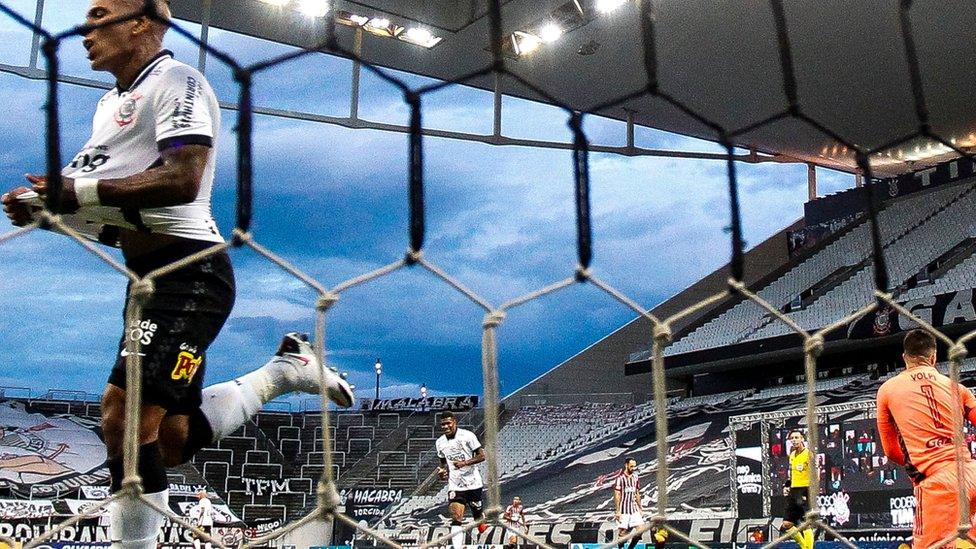 Corinthians celebrate their winner against Sao Paulo