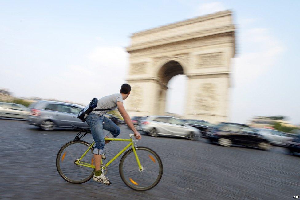 Cyclist at Arc de Triomphe