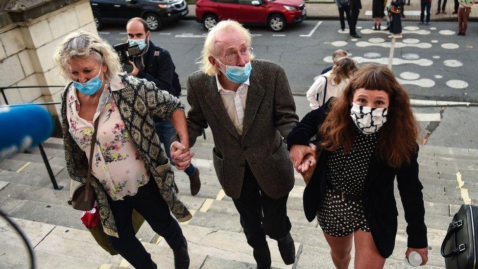 Late Xynthia Hawke's sister Iris (R), mother Clare and father Fraser arrive at the courthouse in Pau on October 8, 2020