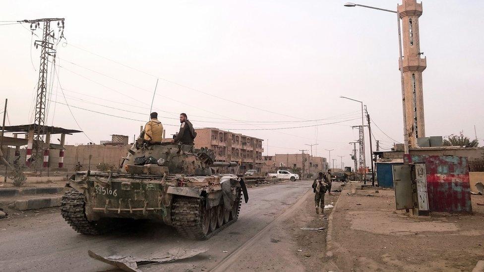 Syrian pro-government forces patrol the eastern border town of Albu Kamal (20 November 2017)