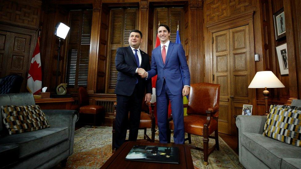 Volodymyr Groysman and Justin Trudeau shake hands