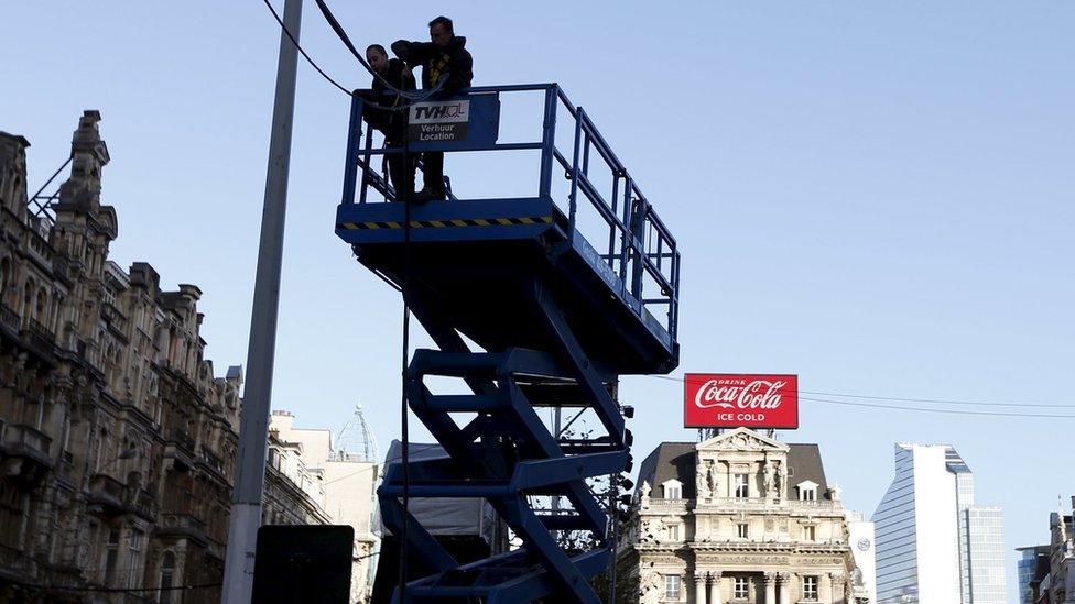 Workers dismantle equipment that would have been used to celebrate New Year in central Brussels (December 31, 2015)