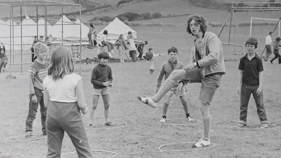 Cleif yn arwain y chwarae yn Llangrannog