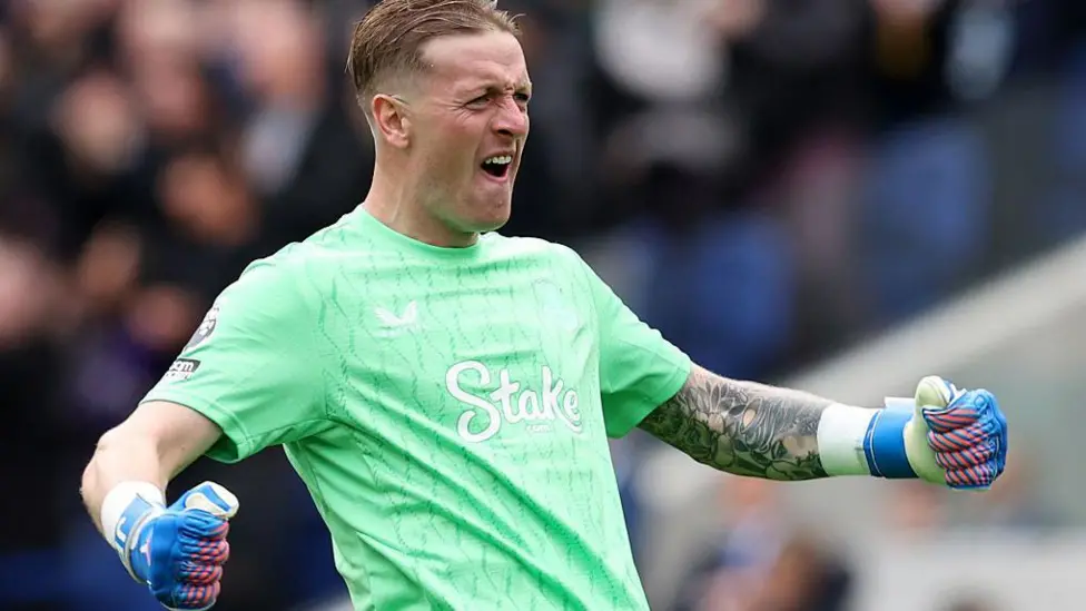 Jordan Pickford shouting instructions to his Everton defence